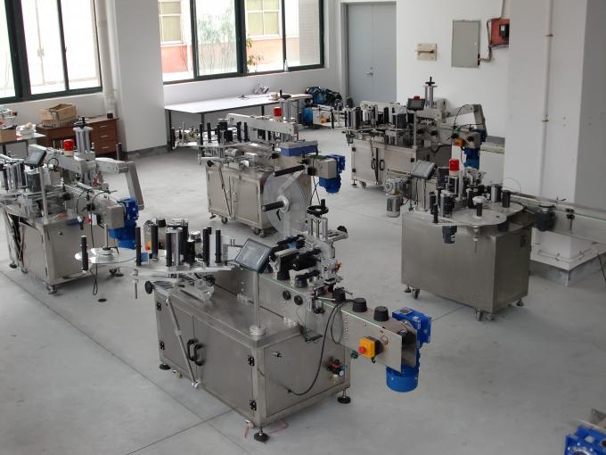 კვადრატული ბოთლის ორმაგი გვერდითი ჰორიზონტალური მარკირების მანქანა ჩვეულებრივი ან არარეგულარული კონტეინერი