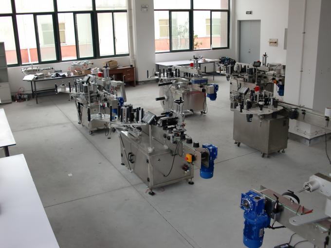 მაღალი სიჩქარით ორმაგი გვერდითი სტიკერების ეტიკეტირების მანქანა ჰიდრავლიკური ზეთი