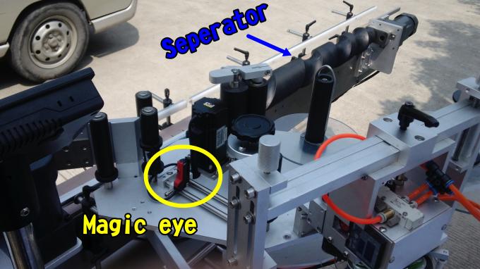 წებოვანი ლაკის ეტიკეტის აპლიკატორი მანქანა 220V 1.5HP 50 / 60HZ მრგვალი ბოთლებისთვის