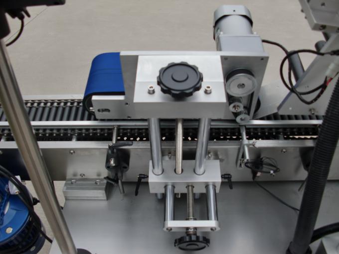 მაღალსიჩქარიანი პატარა მრგვალი ქილაების ეტიკეტის წებოვანი მანქანა, თვალის შავი ბოთლის ეტიკეტის სტიკერების აპარატი კოსმეტიკისთვის