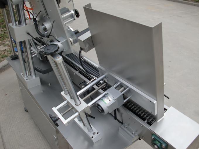 მაღალსიჩქარიანი პატარა მრგვალი ქილაების ეტიკეტის წებოვანი მანქანა, თვალის შავი ბოთლის ეტიკეტის სტიკერების აპარატი კოსმეტიკისთვის