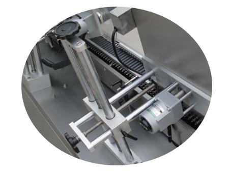 ქაღალდის მილის ეტიკეტირების მანქანა 500 როლიკებით ქმნის თვითწებვადი ქსოვილის სტიკერის ეტიკეტს