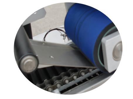 ქაღალდის მილის ეტიკეტირების მანქანა 500 როლიკებით ქმნის თვითწებვადი ქსოვილის სტიკერის ეტიკეტს