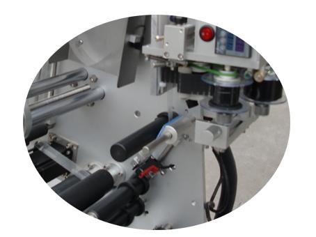 10 მლ პატარა ბოთლის ეტიკეტირების მანქანა სერთიფიკატის ორმაგი ფენის ეტიკეტის სტიკერით