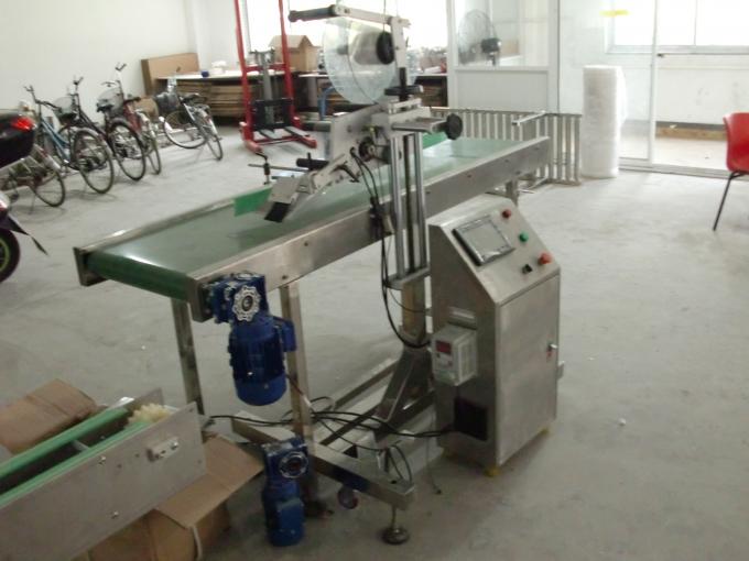 მაგიდის ზედა თვითწებვადი სტიკერი ბრტყელი ზედაპირის ეტიკეტის აპლიკატორი პეიჯინგის აპარატის მკვებავი ობიექტებით