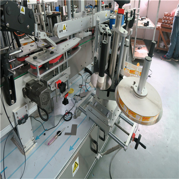 სამი ხაზოვანი თვითწებვადი ეტიკეტირების აპარატი წინა / უკანა / კისრის სასმელი / საკვები / ყოველდღიური ქიმიური ნივთიერებები