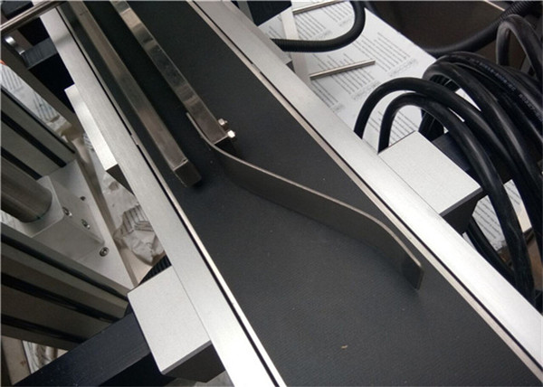 სრული ავტომატური ზედა ეტიკეტირების აპარატი პლასტიკური ცარიელი კონვერტის ჩანთის მარკირებისთვის