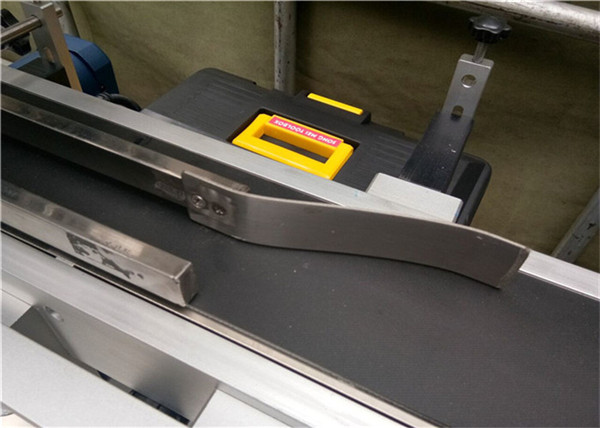 სრული ავტომატური ზედა ეტიკეტირების აპარატი პლასტიკური ცარიელი კონვერტის ჩანთის მარკირებისთვის