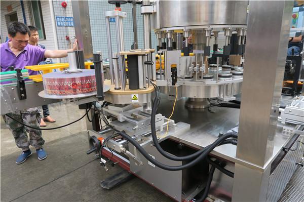 CE მბრუნავი სტიკერების ეტიკეტირების აპარატი ერთი სრული ავტომატური ბოთლი ფრთიანი