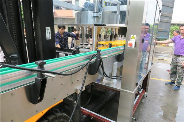 ეფექტური ბოთლის მბრუნავი სტიკერების ეტიკეტირების აპარატურა PLC სენსორული ეკრანი