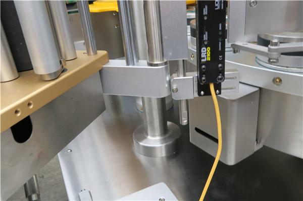 მაღალსიჩქარიანი მბრუნავი სტიკერების ეტიკეტირების აპარატი შემავსებლის აპარატების სარტყლით