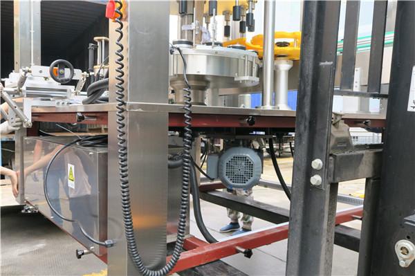 მრგვალი ბოთლის მბრუნავი სტიკერების ეტიკეტირების აპარატურის სისქე ≥ 30 მმ