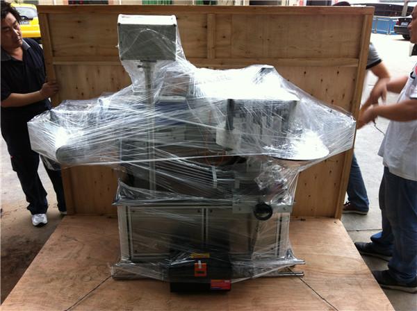 45 მ / წთ სიჩქარის სტიკერების ეტიკეტის აპლიკატორი Sqaure / მრგვალი / ბინა წყლის ბოთლებისთვის