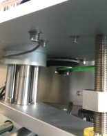 ზემო პრესის მექანიზმი ზედა ბოთლები ავტომატური ბოთლის ეტიკეტის აპარატი CE სერთიფიკატით