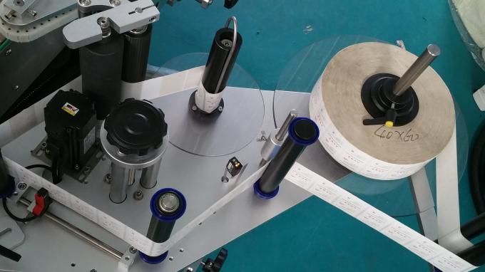 25 კგ ქილა კვადრატული ბოთლის სტიკერების აპლიკატორი მანქანა, მარკირების მანქანა საკვების ბოთლებით სტაბილური სიჩქარით