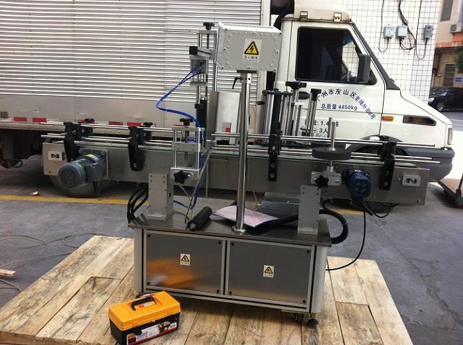 მაღალი სიზუსტით ორმაგი ეტიკეტის მრგვალი ბოთლის სტიკერების ეტიკეტირების აპარატი წებოვანი ეტიკეტისთვის