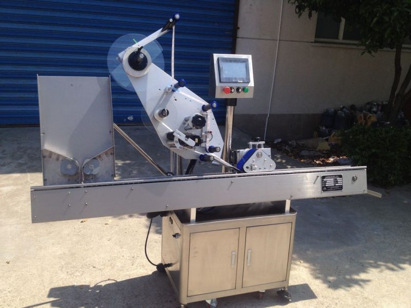 ჩინეთში მორგებული ავტომატური ფლაკონის ეტიკეტირების მანქანა მცირე პენიცილინის ბოთლის ეტიკეტის სტიკერის მიმწოდებლისთვის