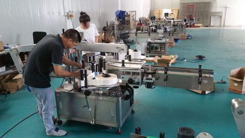 ჩინეთში მორგებული წყლის ბოთლის ეტიკეტირების აპარატი, ავტომატური სკამის ეტიკეტირების მანქანა ორმაგი მხარისთვის