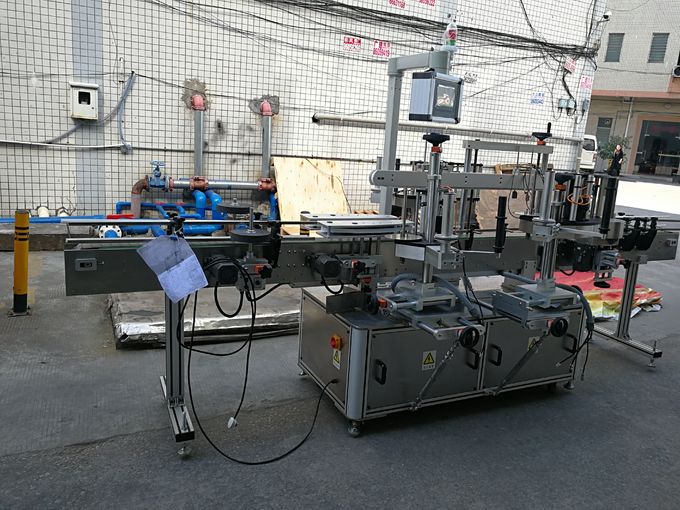 სამი იარლიყის თვითწებვადი ეტიკეტირების მანქანა 110V / 380V ძაბვა