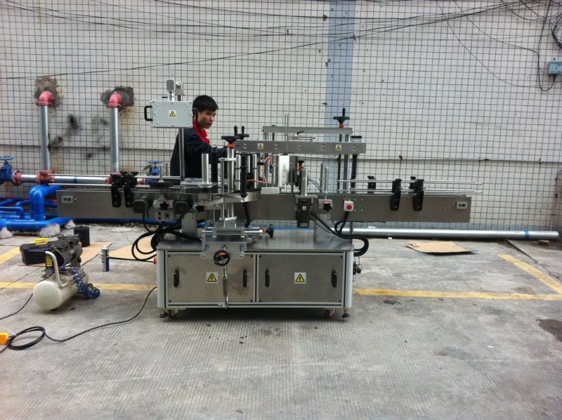 ჩინეთი სრული ავტომატური წებოვანი მრგვალი ბოთლის ეტიკეტირებისთვის საოჯახო ბოთლების წინა და უკანა მომწოდებელი