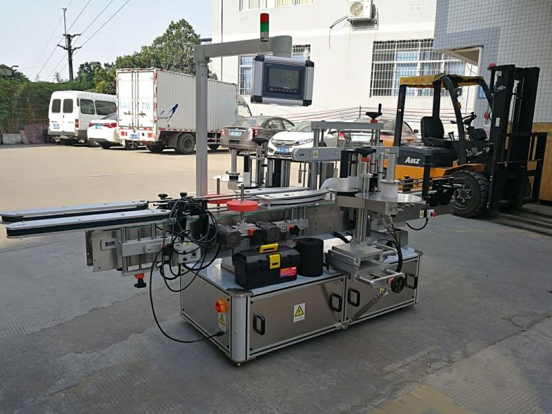 ჩინეთის შამპუნის ბოთლის ორმაგი მხარის წებოვანი ეტიკეტირების მანქანა სრული ავტომატურია